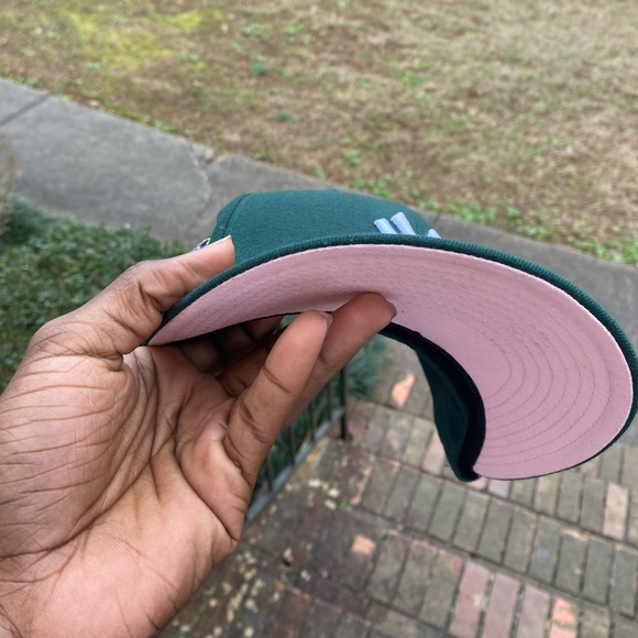 Hat Club 2000 WS Yankees Pink Brim - Picture 2 of 2